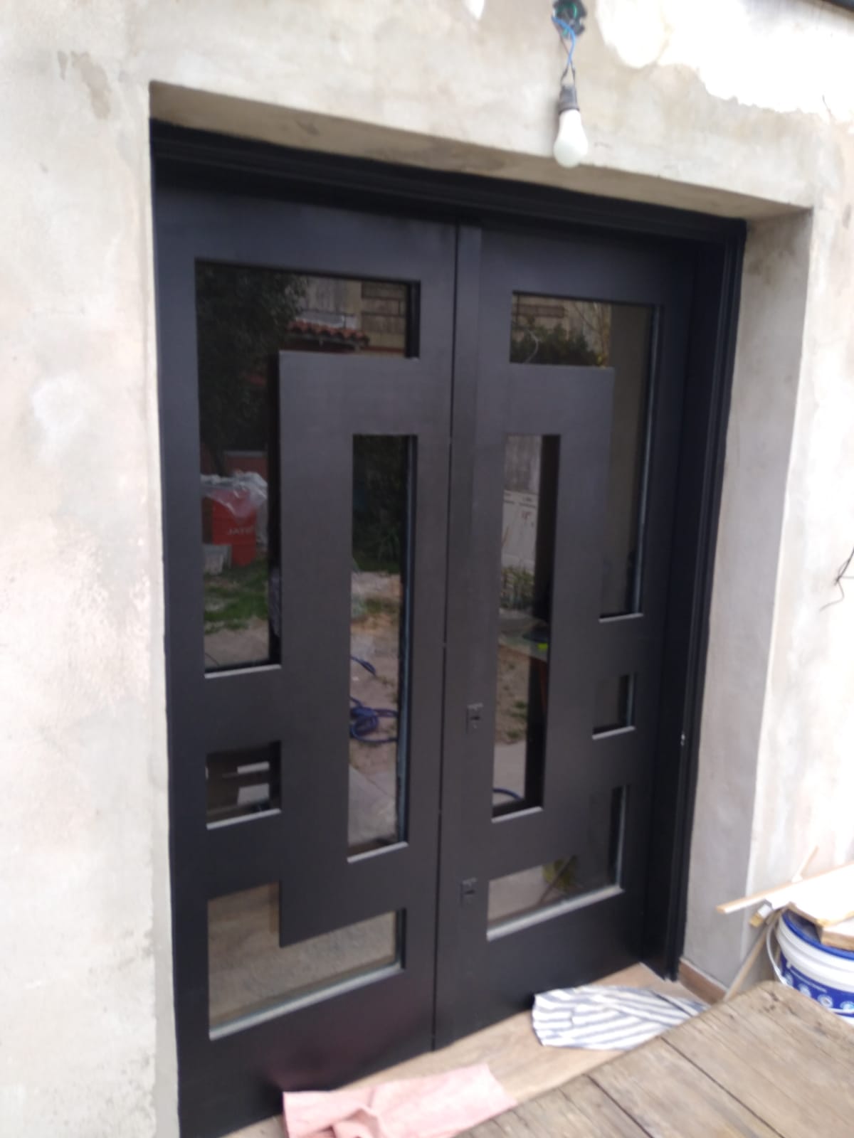 Puerta de aluminio diseño instalada en vivienda — Banfield, Zona Sur
